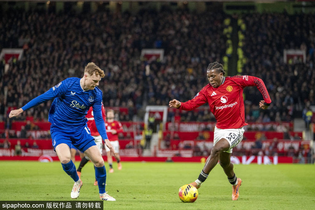 惊险一幕，马竞女足球员梅迪纳头部被膝盖撞到后失去意识